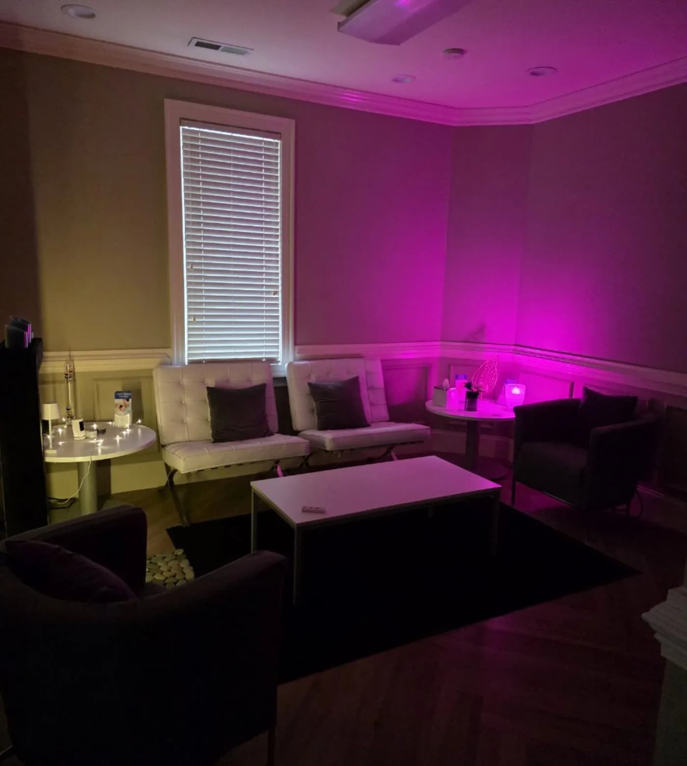 Hanztastic lounge and waiting area with comfortable seating and ambient wellness lighting