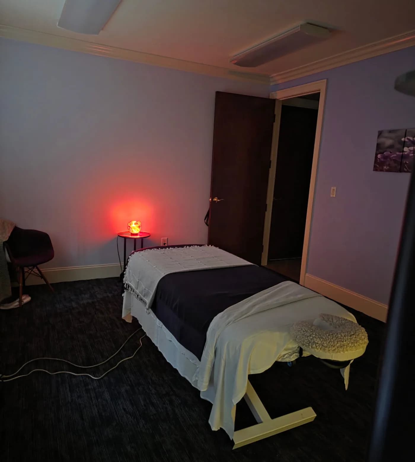 Hanztastic treatment room prepared with a massage table, clean linens and ambient lighting